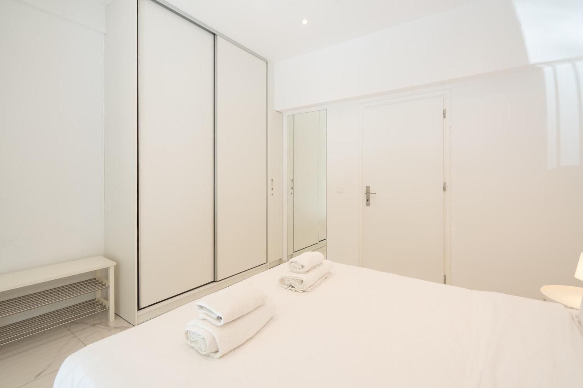 Sophisticated Modern Apt In Athens Center Екстериор снимка