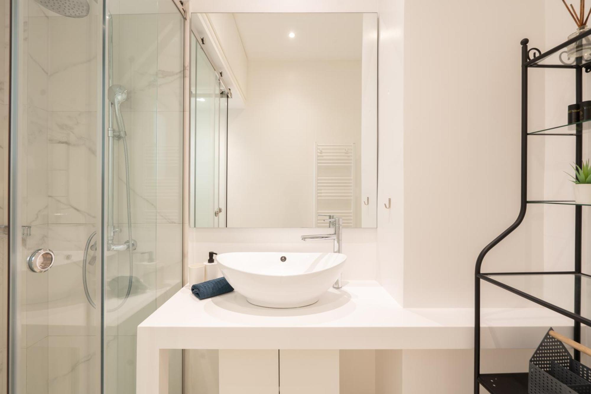 Sophisticated Modern Apt In Athens Center Екстериор снимка