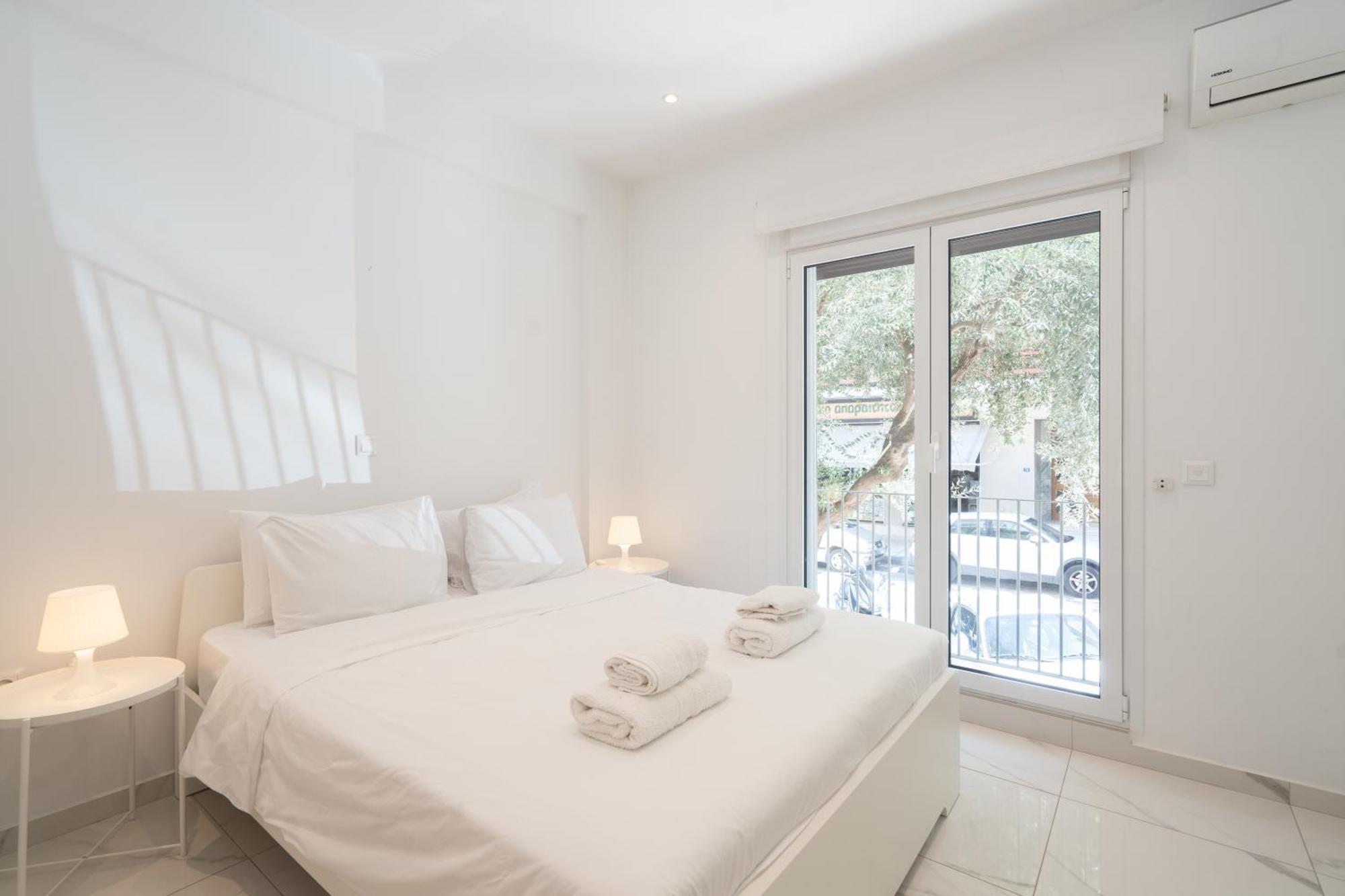 Sophisticated Modern Apt In Athens Center Екстериор снимка