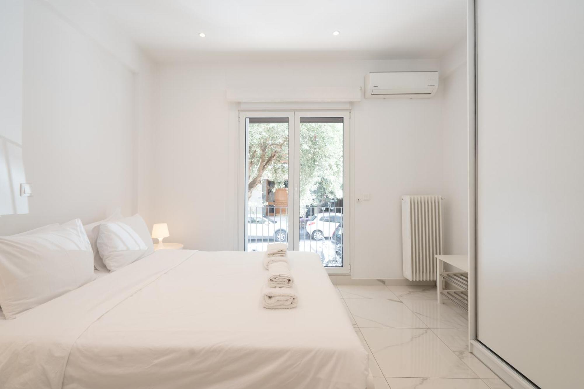 Sophisticated Modern Apt In Athens Center Екстериор снимка